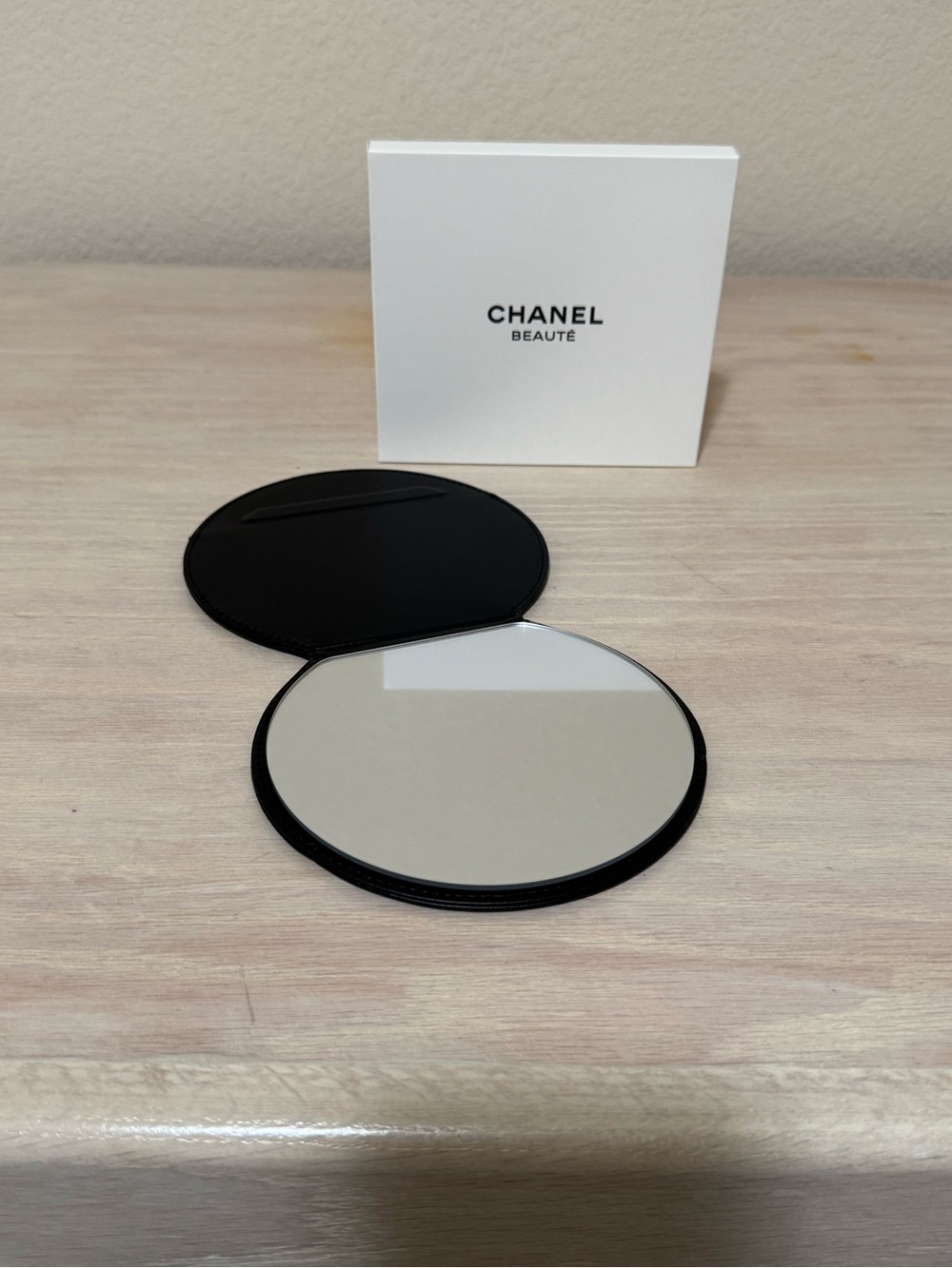 CHANEL Beauté Black & White Logo Folding Stand Compact Mirror VIP Gift - NIB - Picture 4 of 4
